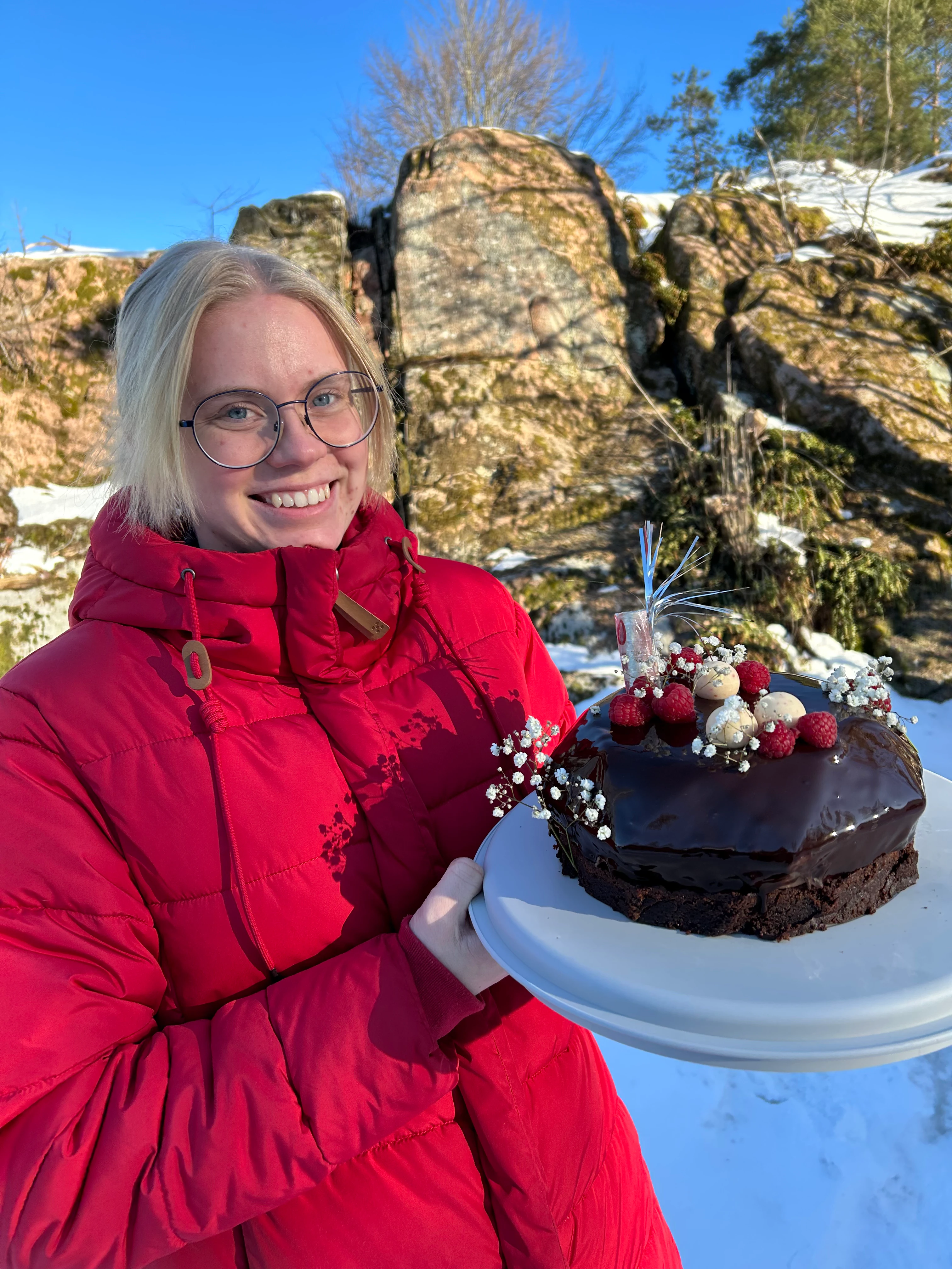 Josefine i vintrig miljö med en chokladtårta