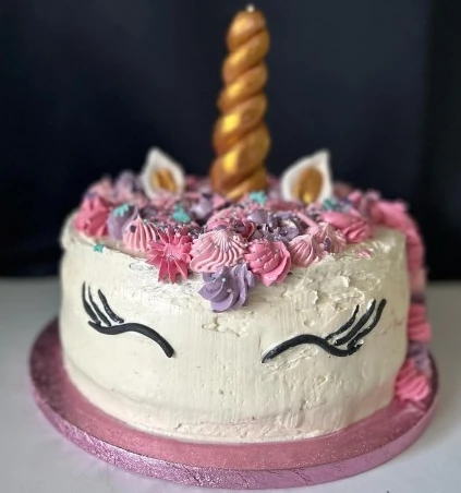 Tårta till babyshower dekorerad som en enhörning