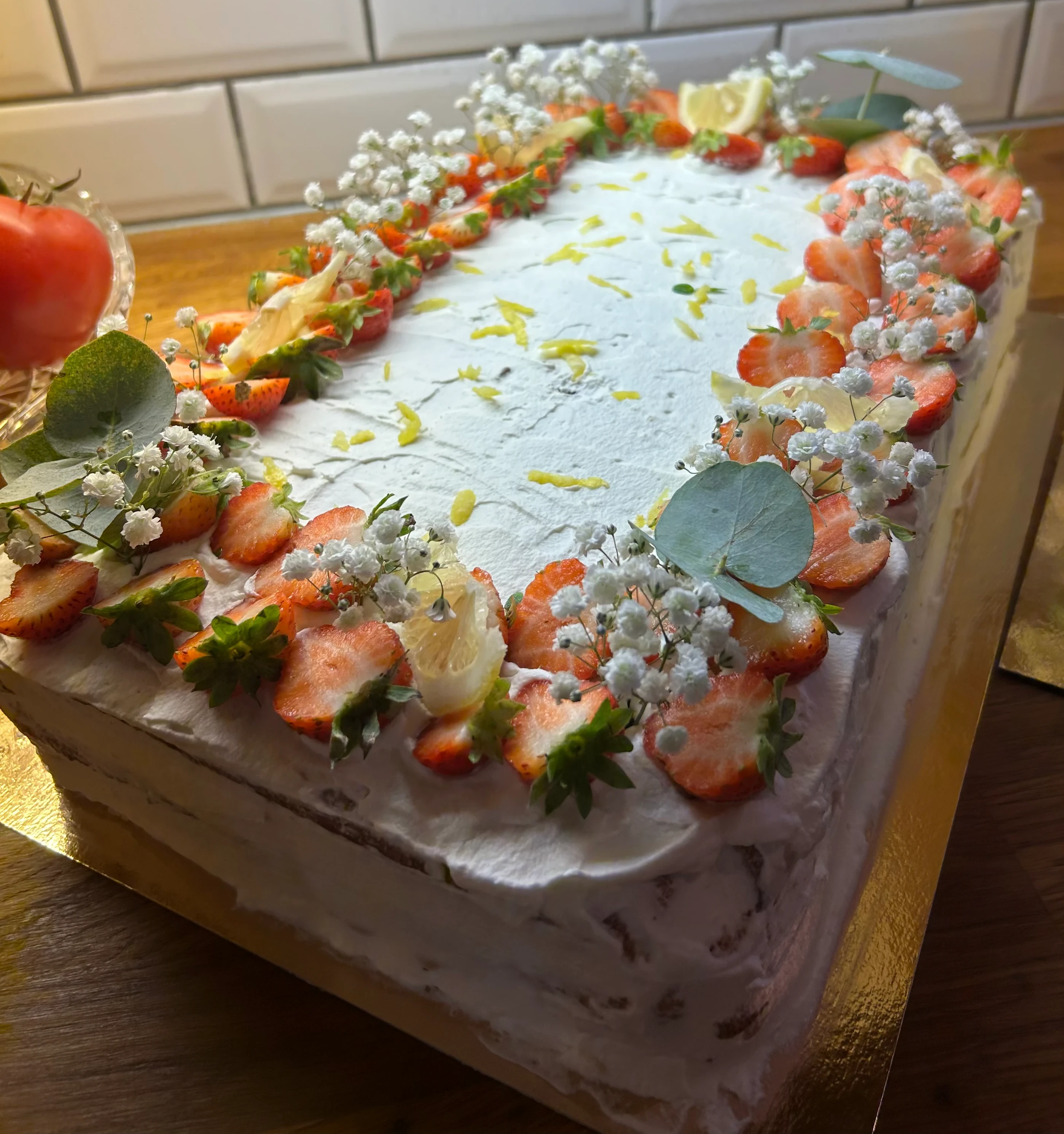 Fyrkantig gräddtårta till dop med mycket dekorationer på