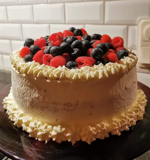 Gräddtårta med blåbär och hallon