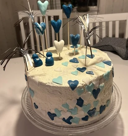 Tårta till babyshower dekorerad med hjärtan