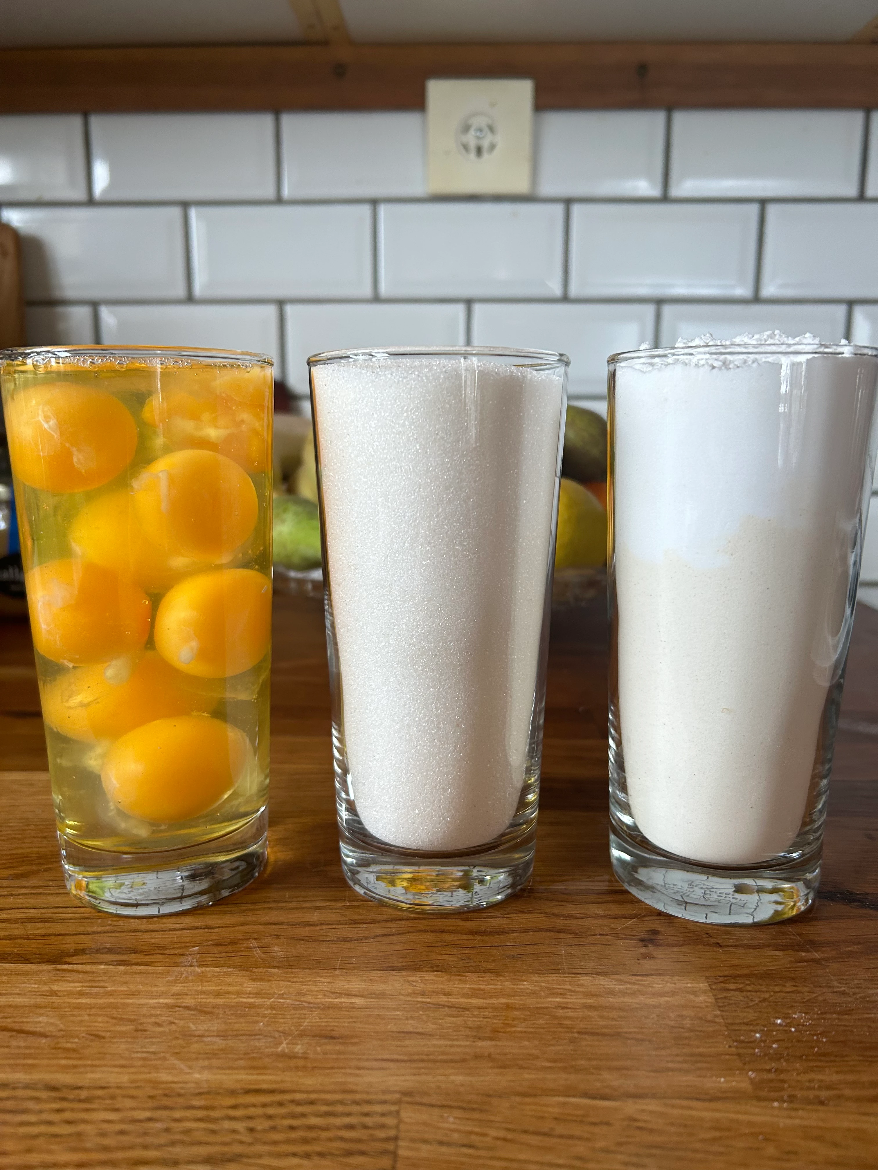 Tårt-ingredienser, glas med ägg och glas med mjölk