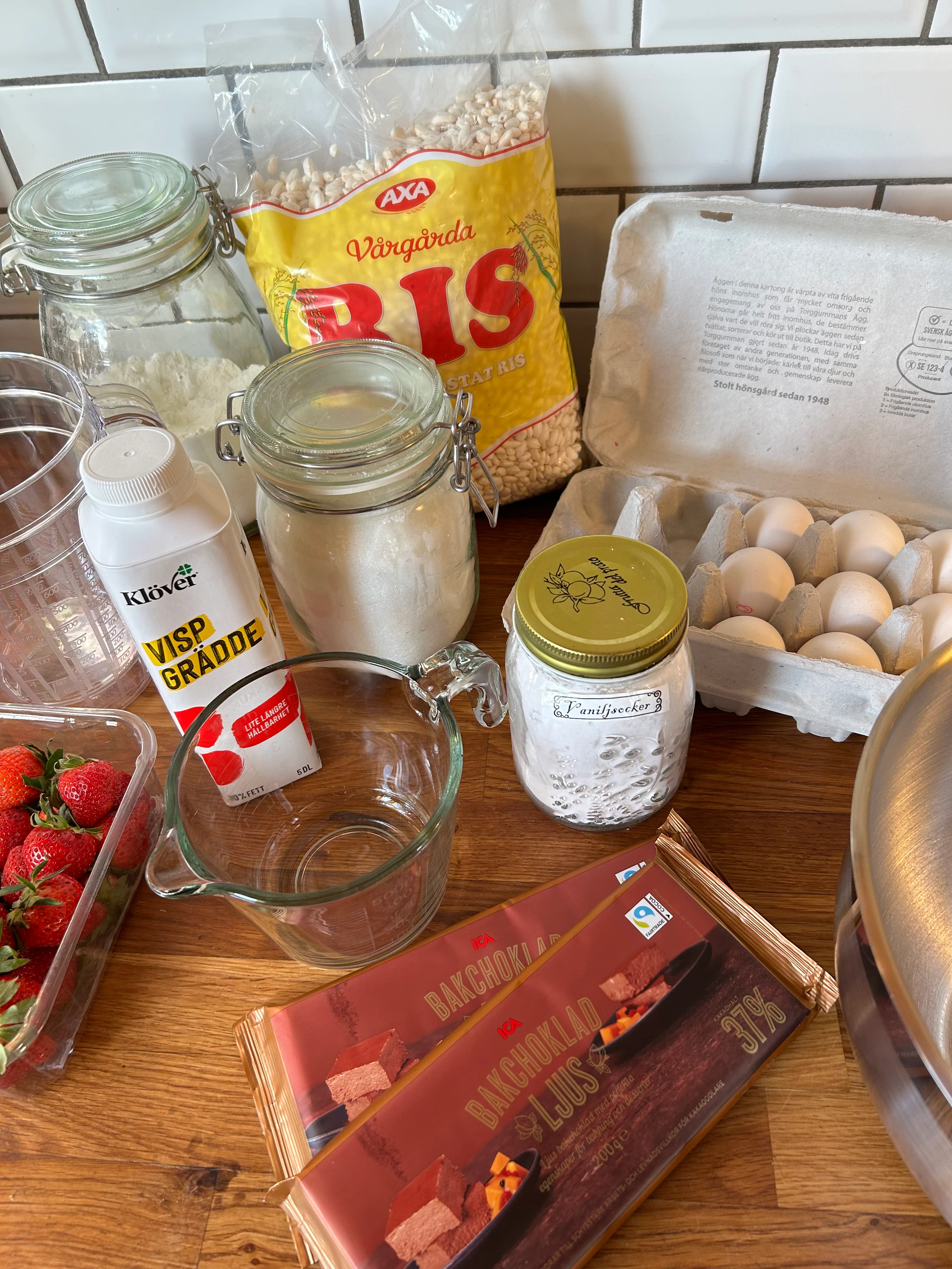 Uppstaplade ingredienser inför tårtbak